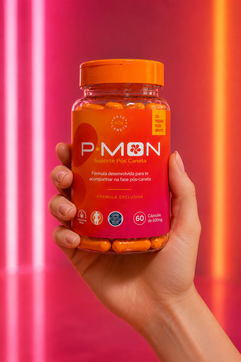 Mão segurando um pote de PMON Suporte Pós Caneta com 60 cápsulas de 600mg